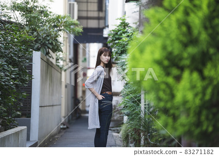 一個女人在城裡漫步 一個女人在城裡漫步 83271182