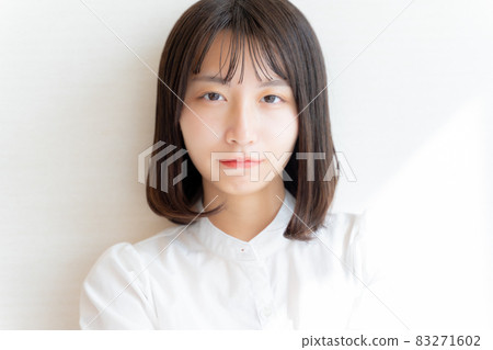 微笑對照相機的婦女 微笑對照相機的婦女 83271602