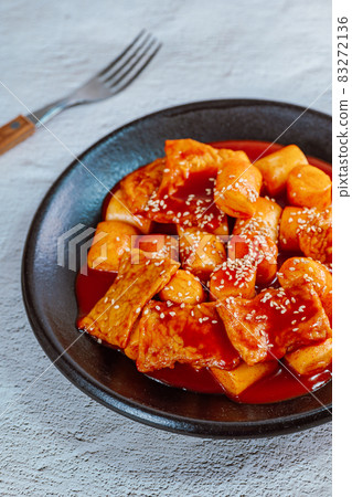 Korean food tteokbokki dish on a black plate Korean food tteokbokki dish on a black plate 83272136