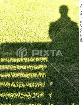 Reflect your shadow on the green grass to deepen your introspection 83272152