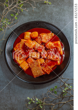 Korean food tteokbokki dish on a black plate Korean food tteokbokki dish on a black plate 83272153