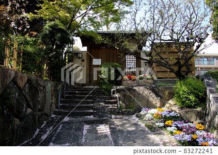 Toyonaka City Sakurazuka Highway Harada Shiroato Kaikan entrance gate 83272241