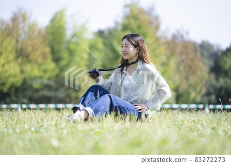 公園裡的相機女孩 公園裡的相機女孩 83272273