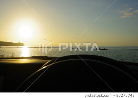 駕車影像:夕陽西下的海邊 駕車影像:夕陽西下的海邊 83273742