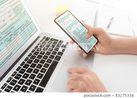 Accountant working with US tax forms Accountant working with US tax forms 83275338
