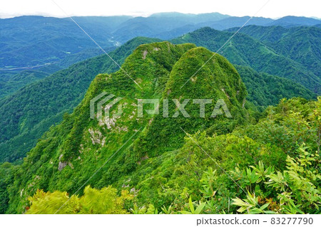 Mt. Maya and Mt. Maya from the ridgeline 83277790