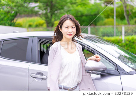 Young woman who bought a car Young woman who bought a car 83278129