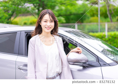 買車的年輕女人 買車的年輕女人 83278132