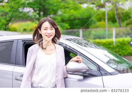買車的年輕女人 買車的年輕女人 83278133