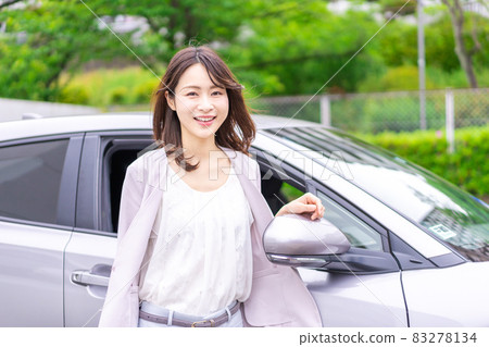買車的年輕女人 83278134