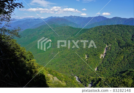 Mountains in the southern part of the Southern Alps from the head of Mt. Kumabushi Mountains in the southern part of the Southern Alps from the head of Mt. Kumabushi 83282148