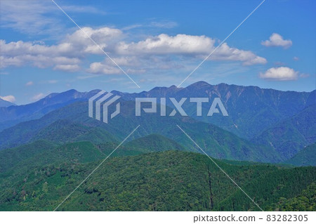 從熊伏山山頂眺望南阿爾卑斯山深處的群山 從熊伏山山頂眺望南阿爾卑斯山深處的群山 83282305