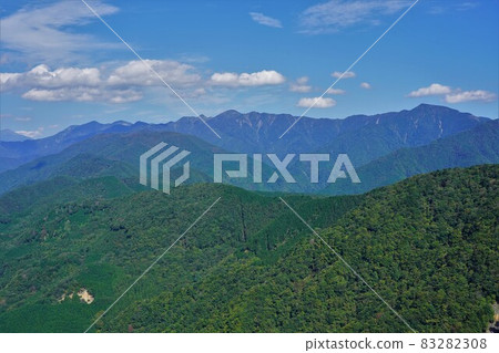 從熊伏山山頂眺望南阿爾卑斯山深處的群山 83282308