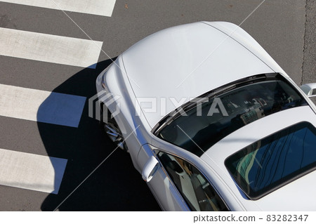 Image of a car turning left 83282347