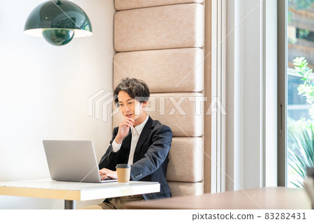 Young man working in the office shooting cooperation "+ SHIFT NOGIZAKA" 83282431
