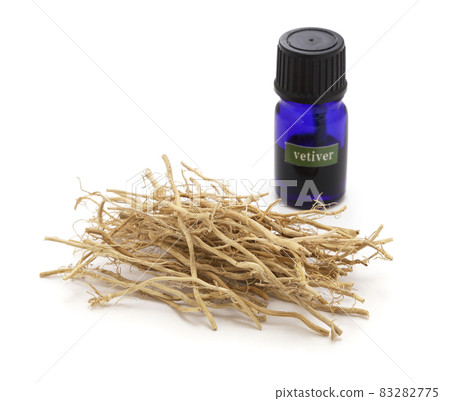 一小瓶乾香根草根和香根草精油 83282775