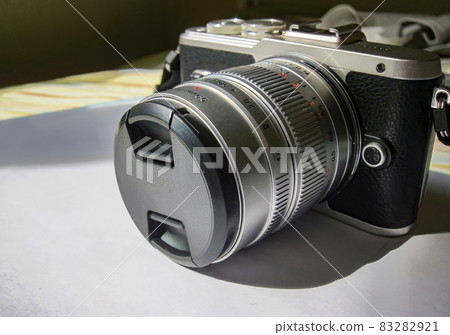A mirrorless camera with interchangeable-lens  large aperture lens. A mirrorless camera with interchangeable-lens  large aperture lens. 83282921