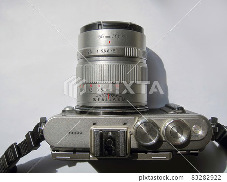 A mirrorless camera with interchangeable-lens large aperture lens. A mirrorless camera with interchangeable-lens large aperture lens. 83282922