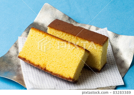 Castella on the plate 83283389