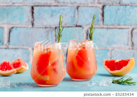 Cold lemonade/cocktail of fresh grapefruit juice. 83283434