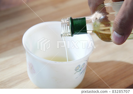 detail shot of Pouring vegetable oil in a cup detail shot of Pouring vegetable oil in a cup 83285707