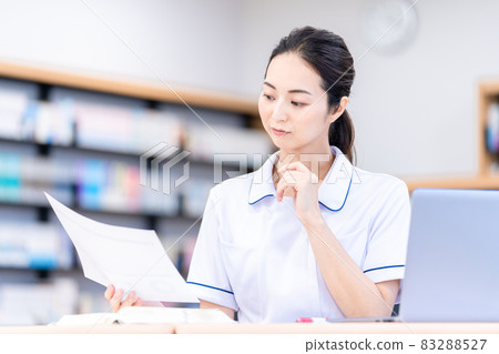 Nursing students studying at the library Photographing cooperation: Japanese language school attached to Chuo Institute of Technology 83288527