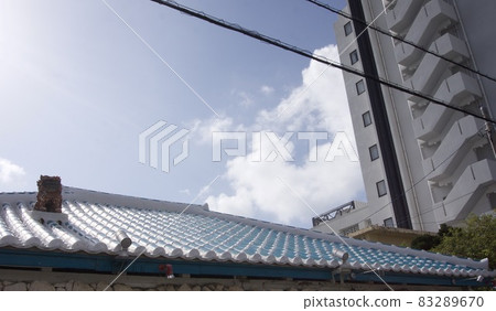 沖繩縣宮古島 藍天和十佐(獅子)藍色屋瓦 沖繩縣宮古島 藍天和十佐(獅子)藍色屋瓦 83289670