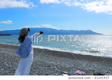 一個女人指著伊豆半島的背影 83291437