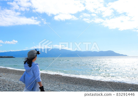 看伊豆半島的女人的背面圖 83291446