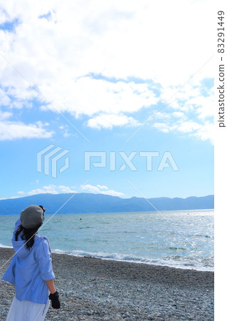 看伊豆半島的女人的背面圖 83291449