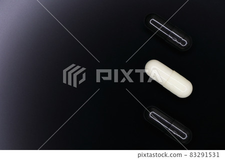 Black And White Gel Pill Capsules On Smooth Black Black And White Gel Pill Capsules On Smooth Black 83291531