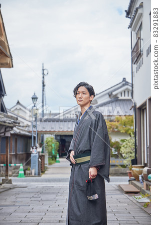 一個穿著和服的年輕人 83291883