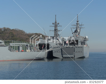 Maritime Self-Defense Force Yokosuka Base Sweeping mother ship Uraga, escort ship Onami and others 83292077