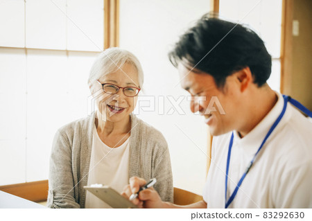 Elderly women receiving home care and safety confirmation 83292630