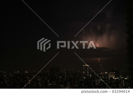 Tokyo night view and thunder 83294014