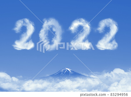 在雲中繪製的字母“2022”。背景是莊嚴的富士山。 83294956
