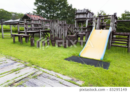 An unmanned park in the mountains 83295149