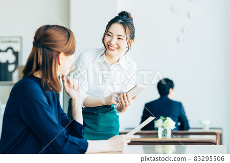 Young woman ordering in a cafe 83295506