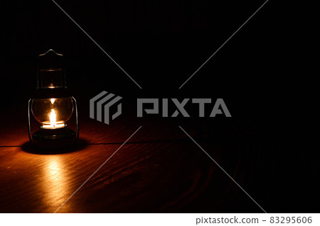 黑暗中的一盞燭光 黑暗中的一盞燭光 83295606
