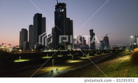 市中心的日落美景 83295952