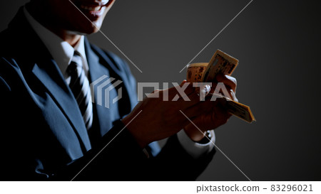 一個男人數錢欺詐的圖片 83296021