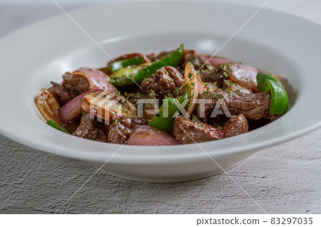 牛扒牛排在白盤上供應蔬菜 牛扒牛排在白盤上供應蔬菜 83297035