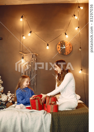 Mother with little daughter at home Mother with little daughter at home 83297036