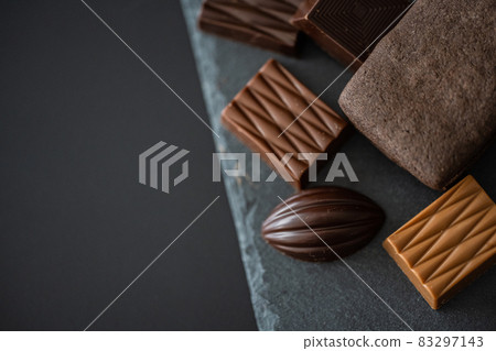巧克力黑色背景特寫素材 83297143