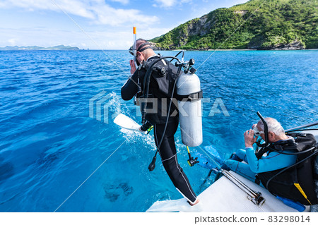 Entry from the stern of the Okinawa Kerama diving ship 83298014
