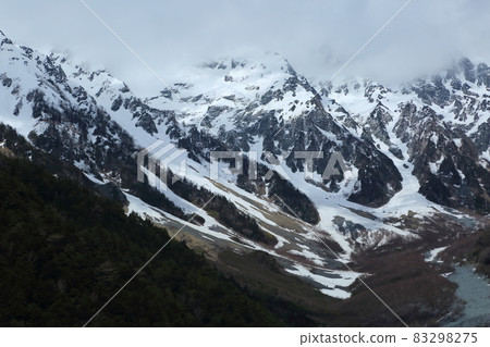 Hotaka Mountains seen from Kamikochi 83298275