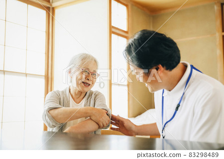 Elderly women receiving home care (arms) 83298489