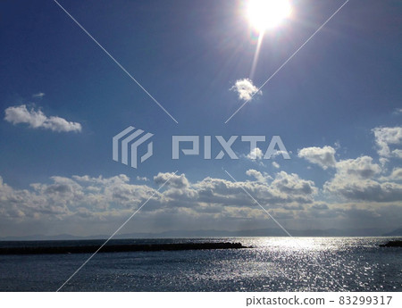 Winter morning sky and sea [Shodoshima, Kagawa Prefecture] 83299317