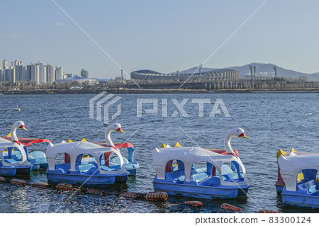 鴨船漂浮的竹島公園風景 83300124