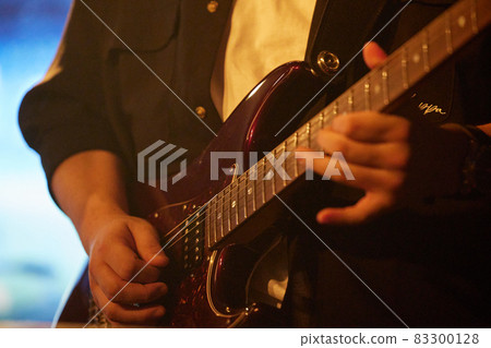 在吉他手的手中 在吉他手的手中 83300128